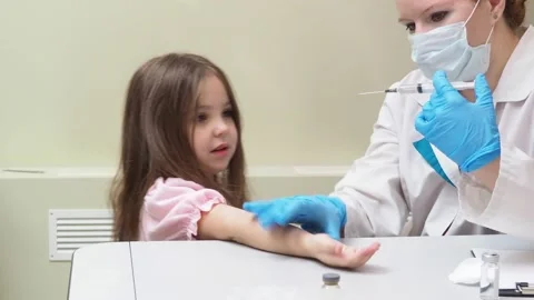A doctor makes a syringe inoculation for a small child against colds 库存影片 151781040