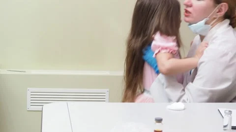 A doctor makes a syringe inoculation for a small child against colds 库存影片 151781042