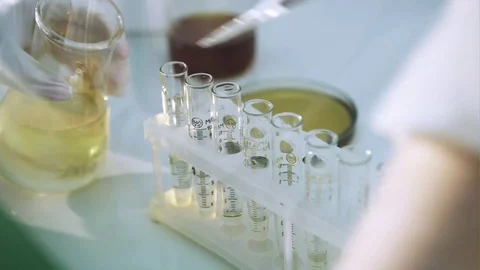 Doctor making analysis in the laboratory Vídeo Stock 74368716