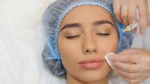 Doctor making injection of botox in lips 動画素材 82082282