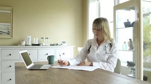 A doctor making notes in on office 動画素材 76220091