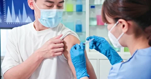 Doctor making a vaccination Stock Footage 144570205
