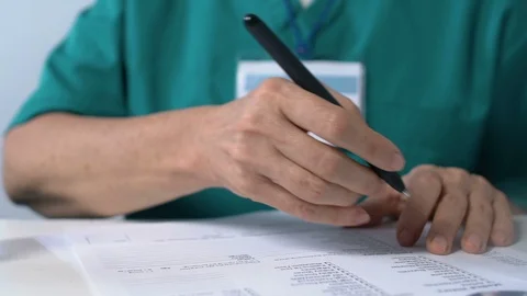 Doctor marking checkboxes in analysis list developing curing strategy laboratory Vídeos de archivo 119298261