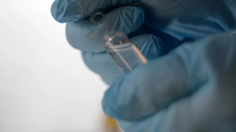 The doctor opens the ampoule. Stock-Footage 262714135