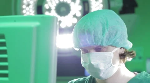 Doctor operating anaesthesia machine Video stock 41531511