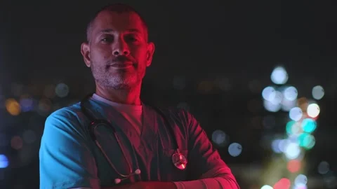Doctor posing at night with emergency lights 库存影片 327542018