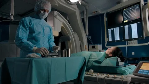 Doctor prepares tools for surgery Vidéo 127035737