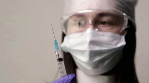 Doctor is preparing to inject the vaccine 库存影片 147178416