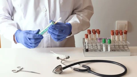 Doctor preparing an injection Stock Footage 127717104