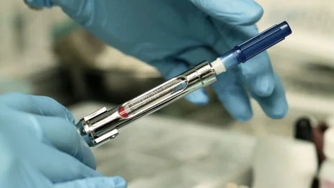 Doctor Preparing a Needle 스톡 동영상 88045536