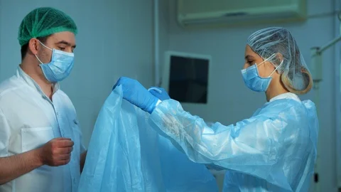 The doctor is preparing for surgery 스톡 동영상 111408759