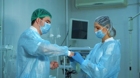 The doctor is preparing for surgery Stockbeeldmateriaal 111409000