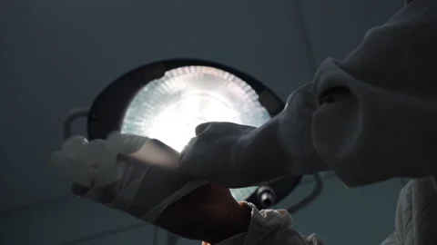 Doctor preparing for surgery in operating room, putting on rubber latex gloves Stock-Footage 201729546