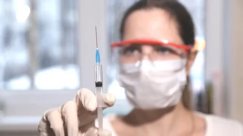 Doctor preparing a syringe with medication Stock-Footage 72681875