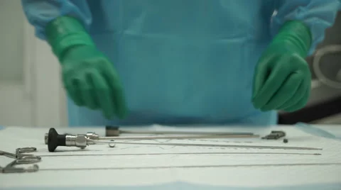 Doctor is preparing the tools for surgery Видео 62502881