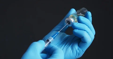 Doctor preparing vaccine for injection Video stock 126227929