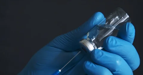 Doctor preparing vaccine for injection 스톡 동영상 126228741