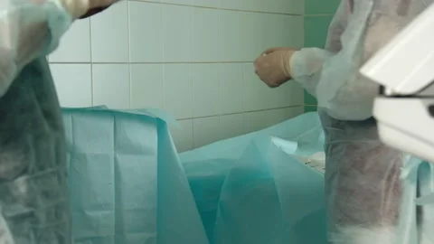 The doctor puts on gloves 스톡 동영상 160114229