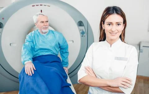 Doctor radiologist, smiling while looking at camera. Behind her sitting sen.. Foto stock