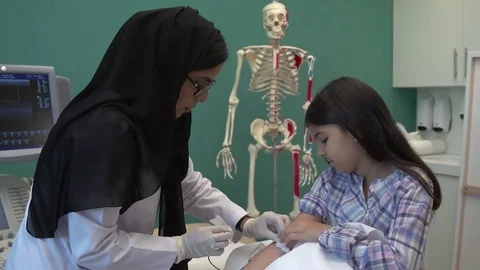 Doctor removing IV drip from patient. Video stock 70094341