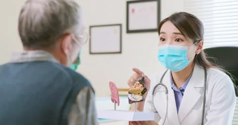 Doctor show lung model Video stock 200862791