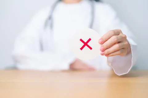 Doctor show Wrong symbol paper. True and false, accept and rejected, evalua.. Stock Photos