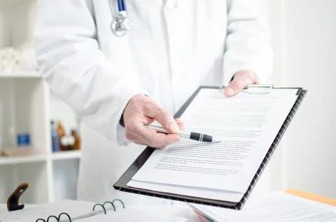 Doctor showing notes Stock-Fotos