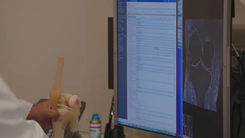 Doctor showing an x-ray on a computer Stock Footage 103867416