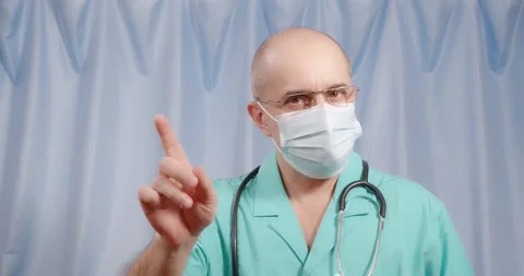 The doctor shows a gesture of caution. Vídeo Stock 169061577