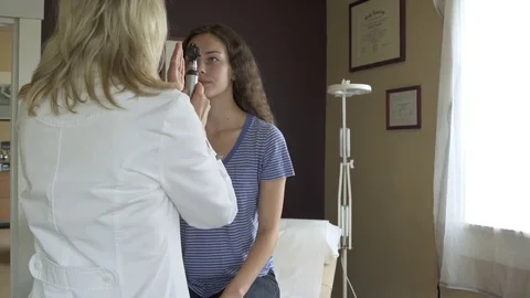 A doctor sight-testing a patient 動画素材 76220298