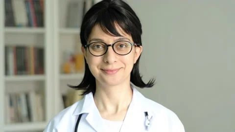 Doctor smiling 動画素材 133549891