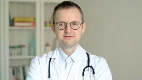 Doctor smiling 動画素材 133560322