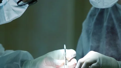 Doctor surgeon operates a patient in the operating room with an assistant. Vidéo 178490906