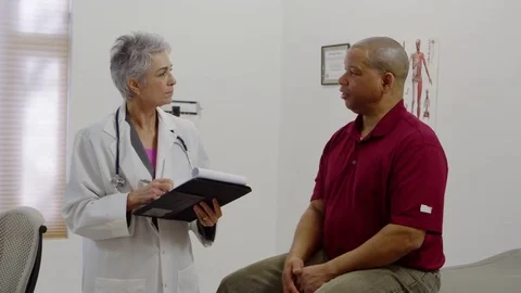 Doctor taking notes and talking to patient 스톡 동영상 80185655