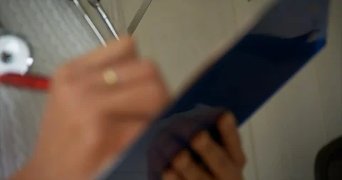 Doctor taking notes on her clip board. Vidéo 88374233