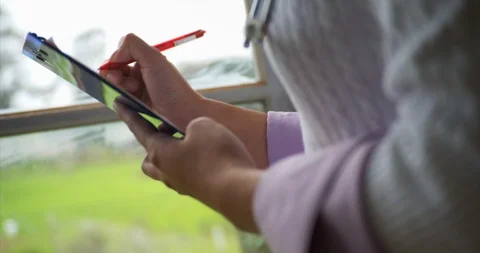 Doctor taking notes on her clip board. Vidéo 93864538