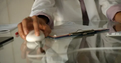 Doctor taking notes at her desk. Видео 88374876