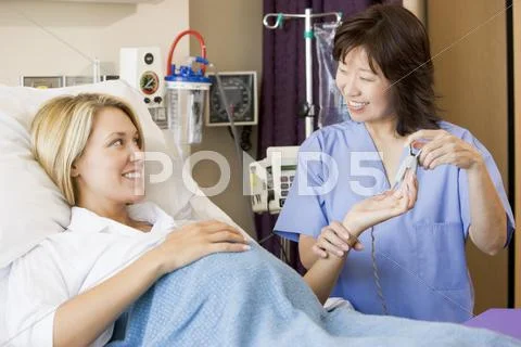 Doctor Taking Pregnant Woman’s Pulse Stock-Fotos