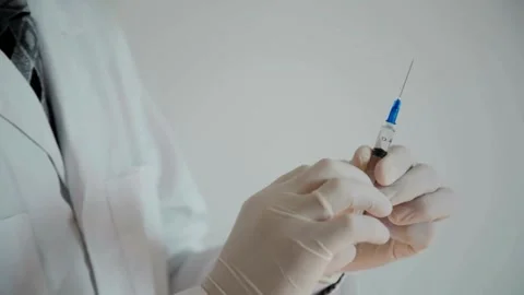 Doctor taking syringe preparing for the injection of syringe from an ampoule Stock-Footage 336586926