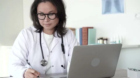 Doctor talking to client using virtual chat in computer Stock Footage 168433493