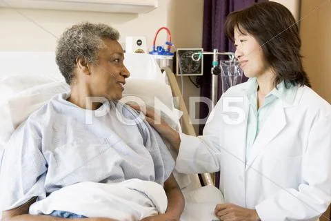 Doctor Talking To Senior Woman Stock-Fotos