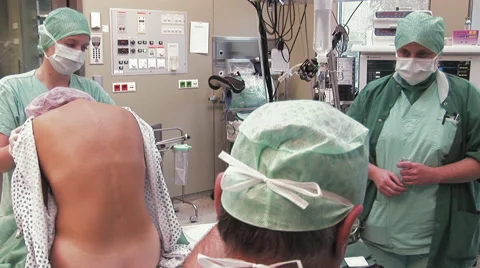 Doctor talks to assistant while preparing a spinal anesthesia Stock-Footage 67276111