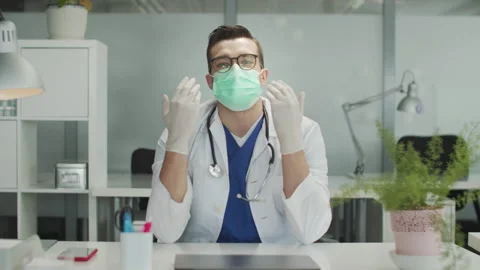 The doctor tells the camera about the basic rules of protection against viral 動画素材 152346220