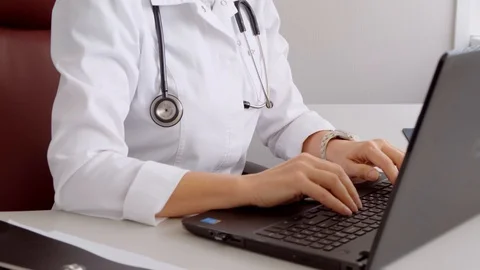 Doctor typing on the computer. Reception at the doctor's office. Vídeo Stock 111725813