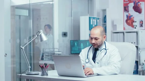Doctor typing an e-mail Stock-Footage 134705352