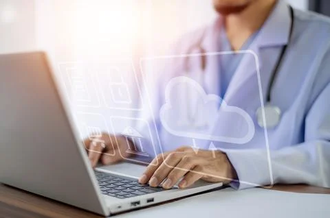 Doctor use computer connection server data base patient for technology treatm Foto stock