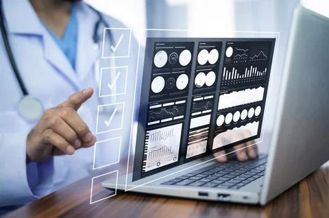 Doctor using computer backup data on Cloud Computer technology and storage .. 库存照片