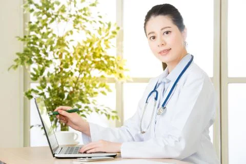 Doctor using computer to explain patient's condition, healthcare and medicine Stockfoto's