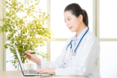 Doctor using computer to explain patient's condition, healthcare and medicine 스톡 사진