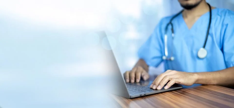 Doctor using computer in office. Foto stock